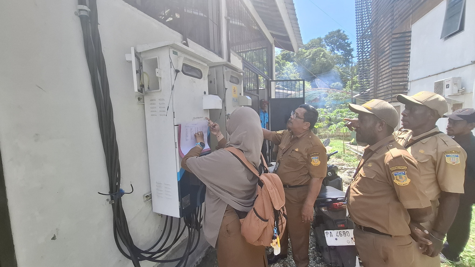 Guna Memastikan Keamanan dan Kelayakan penggunaan listrik. Tim Aset Dinkes Papua Lakukan Pemeriksaan Meteran Listrik Pada  Aset Bangunan Milik Dinas Kesehatan