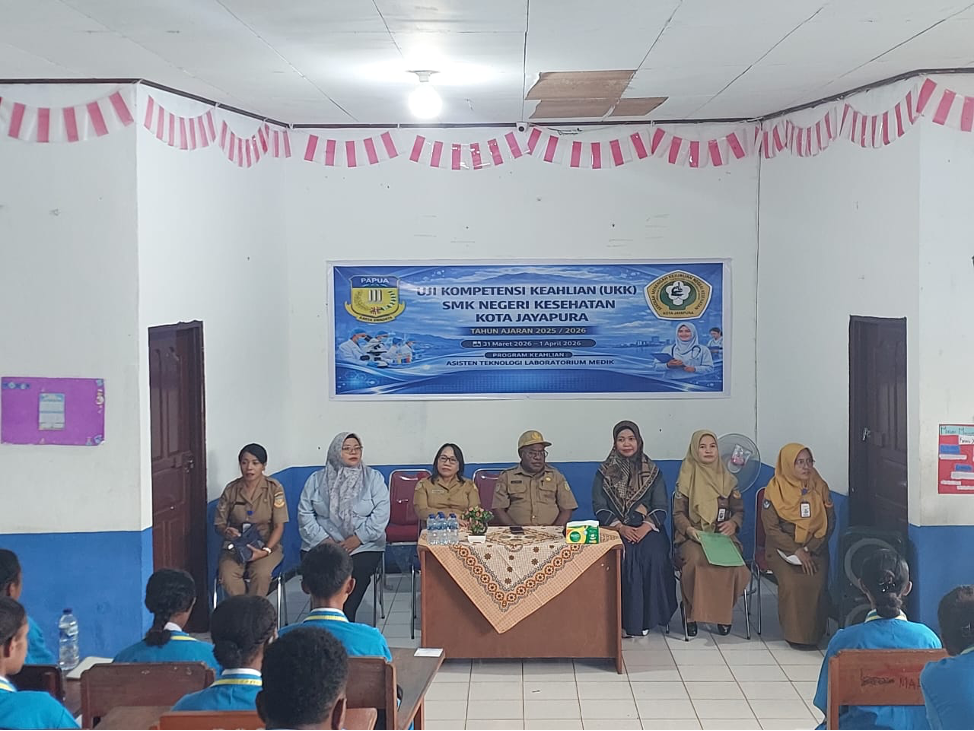Pembukaan Kegiatan Oleh Kepala SMK Negeri Kesehatan, Jekson Tekier Weya, S.Kep., M.Kes