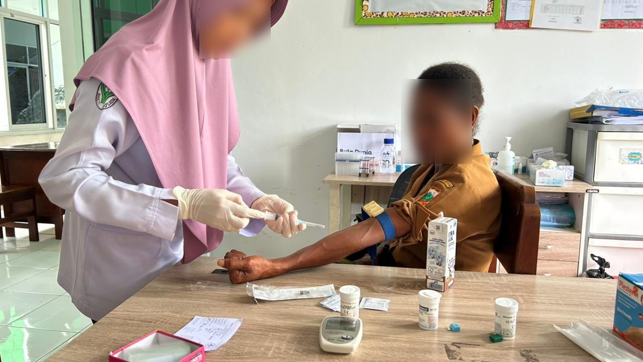 Pengambilan sampel di Puskesmas Arso Kota oleh petugas kesehatan. Dokumentasi : Bayani Nur Azmani, S.Si., M.Si.