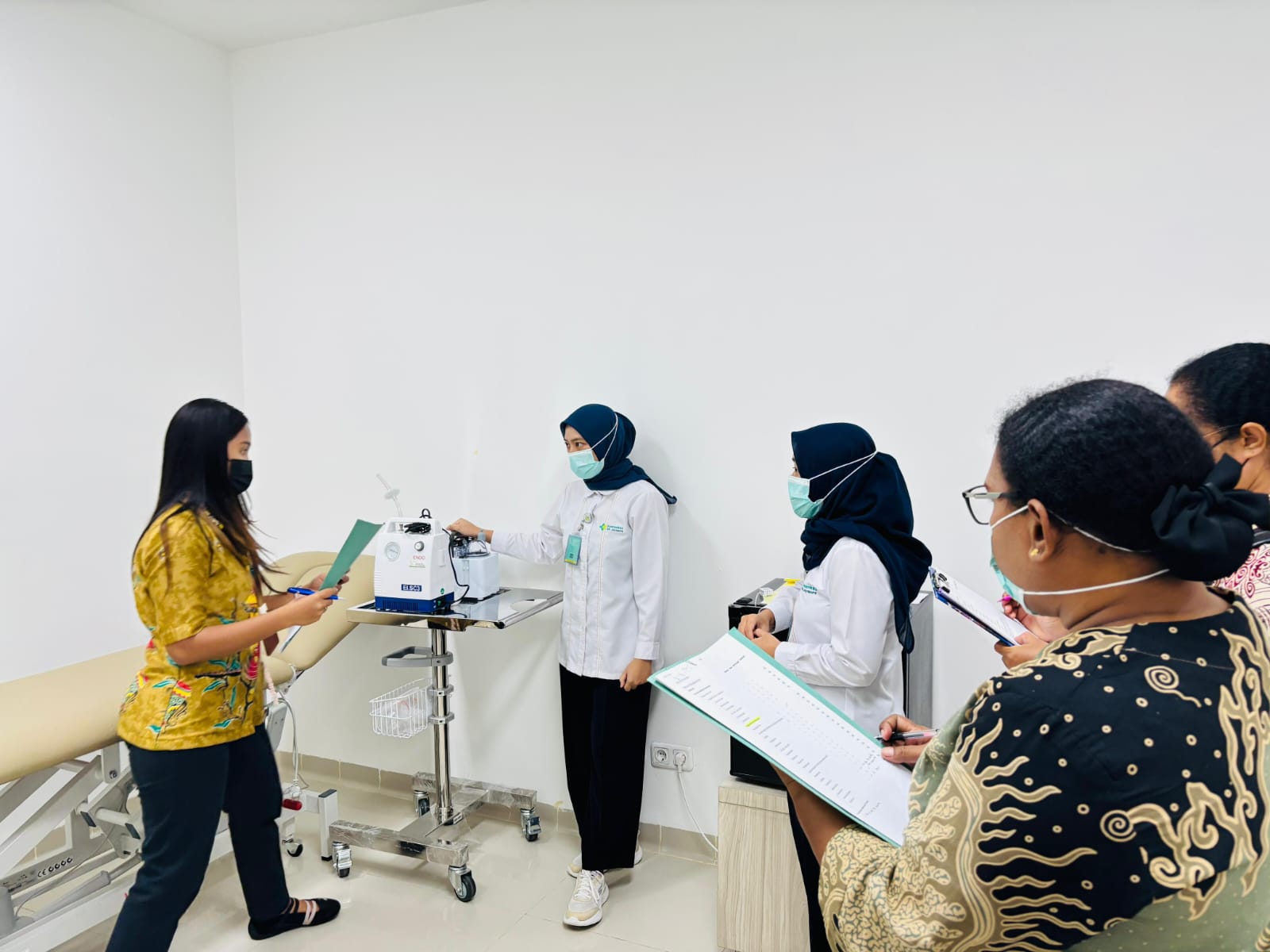 Tim Fasilitas Pelayanan Kesehatan dan Mutu Dinkes Papua melakukan croscek data Aspak