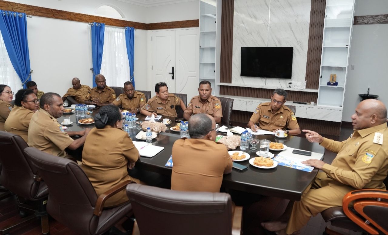 Pertemuan Gubernur Provinsi papua dengan Dinas Kesehatan Provinsi Papua dalam pembahasan kartu Kasih