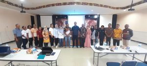 Foto Bersama Bapak luky Irewdi dampingi Kasub Program Bapak Paskalis Howay, SKM sebagai Narasumber Pada pelatihan Penulisan Berita di Dinas Kesehatan Provinsi Papua. Jumat, 01 September 2023